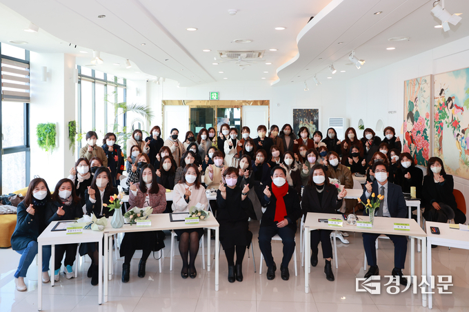 남양주시은 6일 와부읍 한강뮤지엄에서 지역 내 어린이집 보육 교직원 70여 명을 대상으로 '소통&힐링 프로그램'을 운영했다.(사진=남양주시 제공)