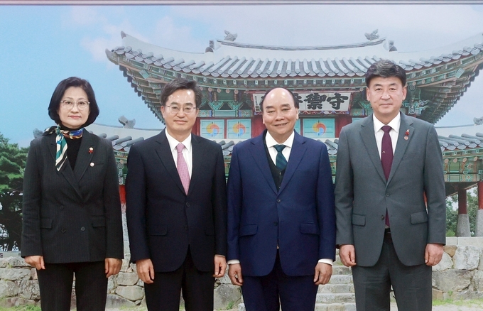 응우옌 쑤언 푹 베트남 국가주석(왼쪽에서 세번째)은 6일 오후 광주시청을 방문해 김동연 경기도지사(왼쪽 두번째), 방세환 경기 광주시장(오른쪽), 주임록 광주시의장과 환담을 나눴다.(사진=[광주시 제공)