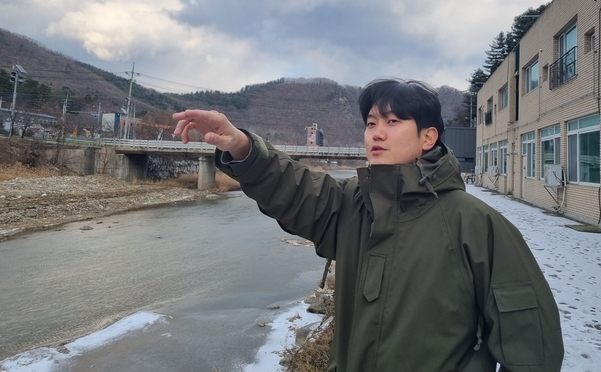 이요한 주무관이 민원인이 운영하는 펜션앞 구운천에서 준설작업 당시 상황을 설명하고 있다.(사진=이화우 기자)