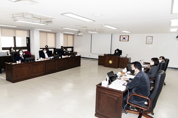 김포시의회 행정복지위원회에서 산업진흥원 해산방침과 관련해 여야 의원들이 첨예한 대립을 보이고 있다. (사진=김포시의회 제공)