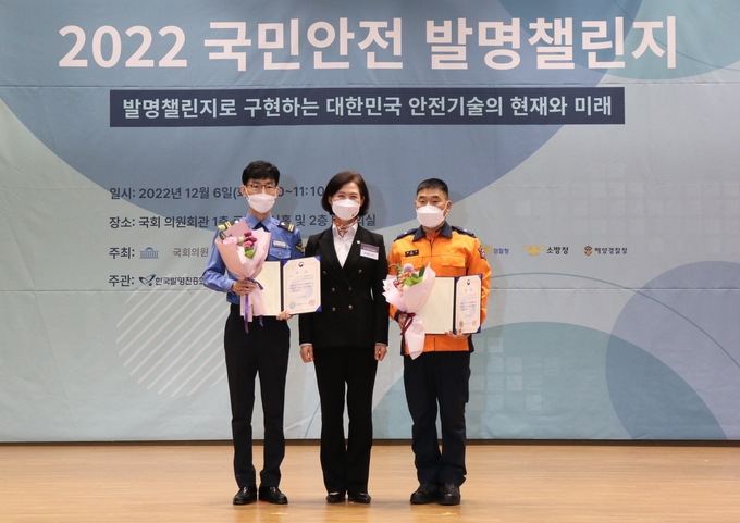 시흥소방서, 소방위 배오복(오른쪽) 국민안전 발명챌린지 금상 수상했다.(사진=시흥소방서 제공).