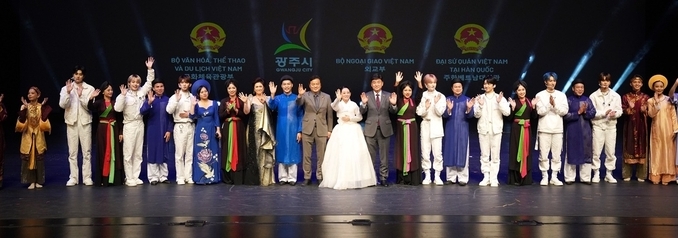 한국-베트남 수교 30주년 ‘베트남의 날’을 맞아 특별 공연에서 방세환시장,응우엔 쑤언 푹 베트남 국가주석등 경기명창 김영임과 트로트가수 김용임 스탭등이 콜라보 무대로 한국의 전통 음악을 선보이고 베트남교민등 관객들에게 인사를 하고 있다..(사진= 광주시 제공)