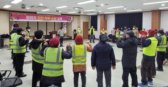 광주시 퇴촌면,어르신들이 찾아가는 건강교실를 통해 겨울철 운동습관등 가벼운 체조를 배우고 있다.(사진= 광주시 제공)