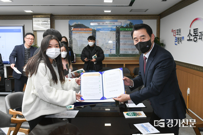 백형현 포천시장이 이주배경 청소년으로부터 아동의견서를 전달받고 들어보이고 있다. (사진=포천시 제공)