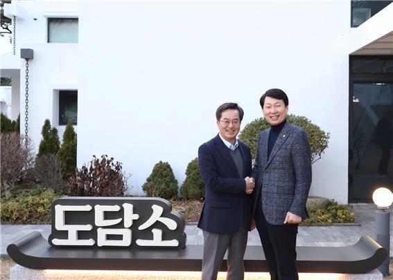 김민철 국회의원(민주·의정부을)과 김동연 경기도지사가 지난 4일 도담소에서 경기 북부지역 국회의원 정책협의회에 참석했다. (사진=김민철 의원실 제공)