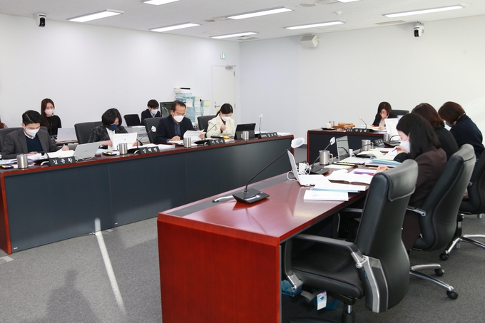 성남시의회 행정교육위원회 소관 내년도 예산심의가 진행되고 있다. (사진=성남시의회 제공)
