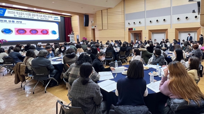 광명시는 지난 7일 시청 대회의실에서 ‘2023년 학교급식 수산물 공동구매 제안서 평가회’를 열어 관내 학교 수산물 공급업체로 수협 인천가공물류센터 해양에프에스 2개 업체를 선정했다.(사진=광명시 제공)