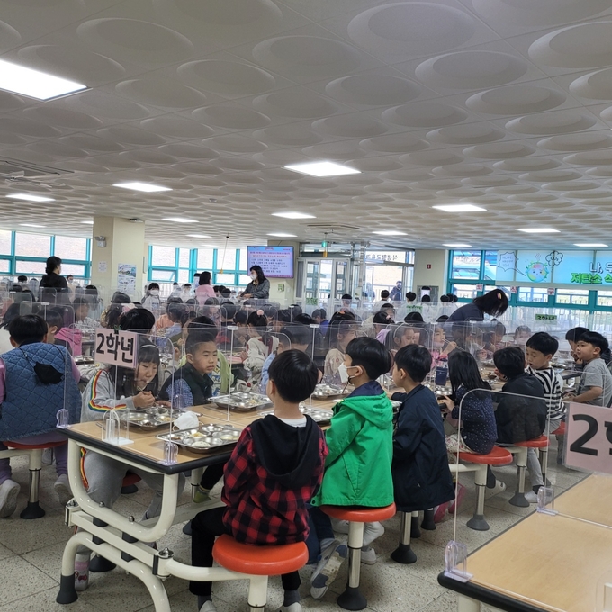 학생들이 급식활동을 하고 있다. (사진=경기도교육지원청 제공)