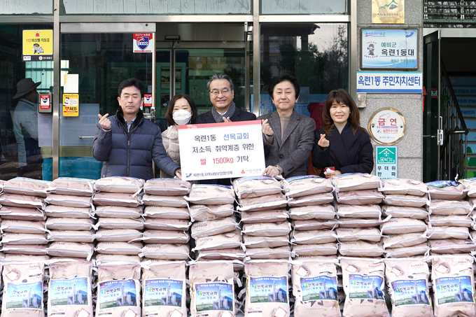 지난 7일 연수구 옥련1동 선목교회 취약계층 위해 사랑의 쌀 1500㎏을 옥련1동 지역사회보장협의체에 전달했다. ( 사진 = 연수구 제공 )