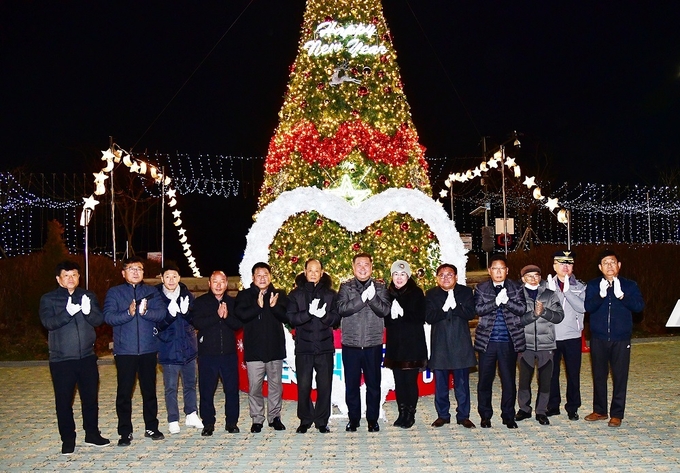 파주시 문산읍은 2일 문산천변에서 크리스마스트리 점등식을 가졌다.(사진=파주시 제공)
