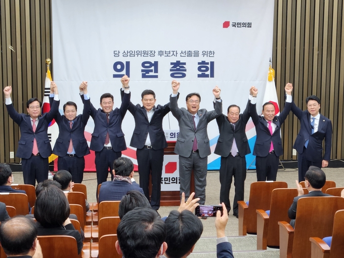 국민의힘은 8일 오전 의원총회를 열고 5개 상임위 위원장 선출 뒤 기념사진을 찍고있다. 좌측부터 송언석 원내수석부대표