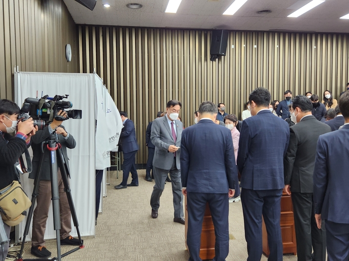 정진석 국민의힘 비상대책위원장이 8일 오전 의원총회에 참석해 정보위원장 선출 투표하고 있다.