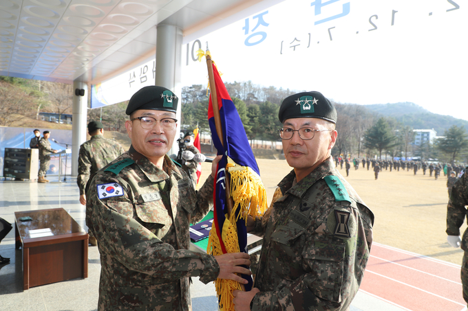 제1군단은 지난 7일 오후 군단사령부에서 군단 장병 및 내외귀빈 등 100여명이 참석한 가운데 제55·56대 군단장 이·취임식을 가졌다. 사진 왼쪽부터 전동진 지상작전사령관, 강호필 1군단장(사진=제1군단 제공)