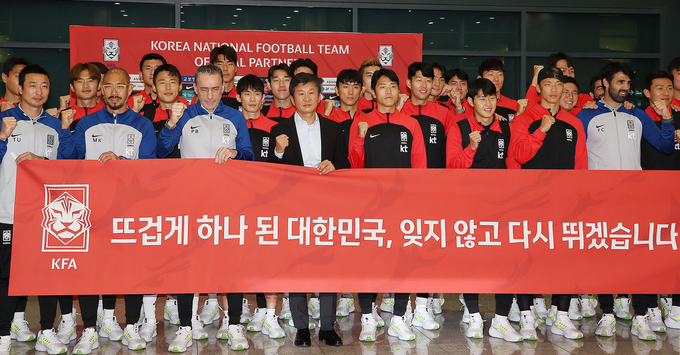12년 만의 월드컵 16강 진출을 이룬 한국 축구대표팀의 파울루 벤투 감독과 선수들이 7일 오후 인천국제공항을 통해 귀국, 파이팅을 외치며 기념 촬영을 하고 있다. (사진=연합뉴스)