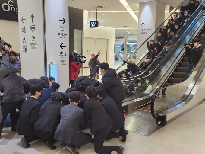 경기도와 32개 민‧관 기관은 8일 오전 9시 수원역 소재 롯데몰에서 에스컬레이터 역주행 상황을 가정해 대비 훈련을 진행했다. (사진=김기웅 기자)