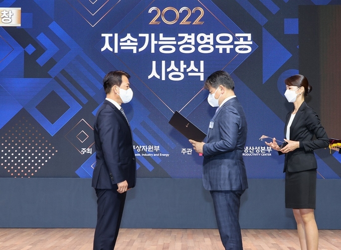 김충배 신용보증기금 전무이사(왼쪽)가 지난 7일 ‘2022 지속가능경영유공 시상식’에서 지속가능경영유공 산업통상자원부 장관 표창을 수여받고 있다. (사진=신용보증기금 제공)