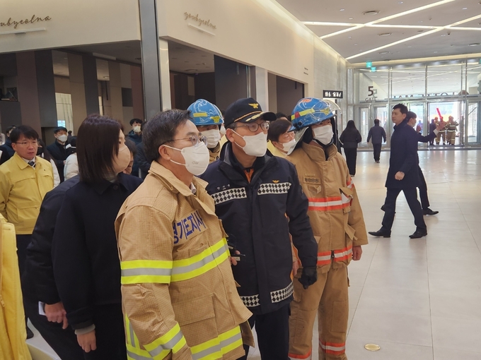 김동연 경기도지사가 8일 수원역 롯데몰에서 경기도-기관 사회재난대비 합동훈련을 참관하고 있다. (사진=김기웅 기자)