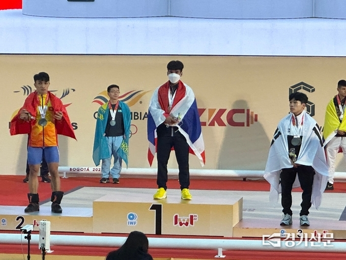 김용호 선수가 시상대에 태극기를 덮고 서 있다. (사진=포천시 제공)