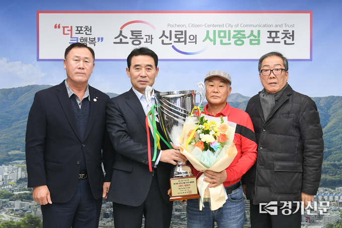 그랜드 챔피언을 차지한 이재홍 농가에게 백영현 포천시장이 트로피와 꽃다발을 전달했다. (사진=포천시 제공)