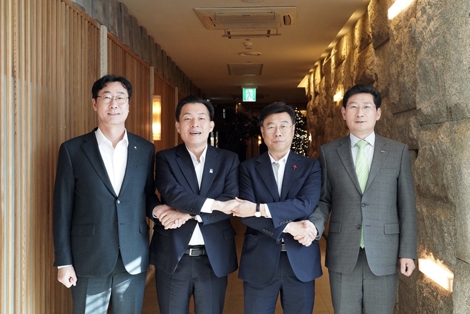 성남·용인·수원·화성시 등 4개 지자체장들이 오찬 모임 후 기념촬영을 하고 있다. (사진=성남시 제공)
