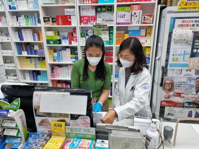 인천 남동구 한 약국에서 약국 사무원 양성과정 신청자가 약사와 함께 약국 현장 실습을 진행하고 있다. ( 사진 = 남동구 제공 )
