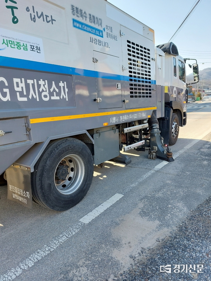 분진 흡입차량 운행 모습. (사진=포천시 제공)