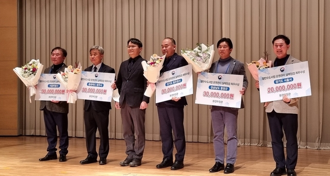 시흥시가 환경부에서 주관한 ‘2022년 일반수도사업 운영·관리 실태평가’에서 전국 ‘최우수 기관’으로 선정돼 김익겸 상수도과장이 (우측첫번째)인증패를 받았다.(사진=시흥시 제공)