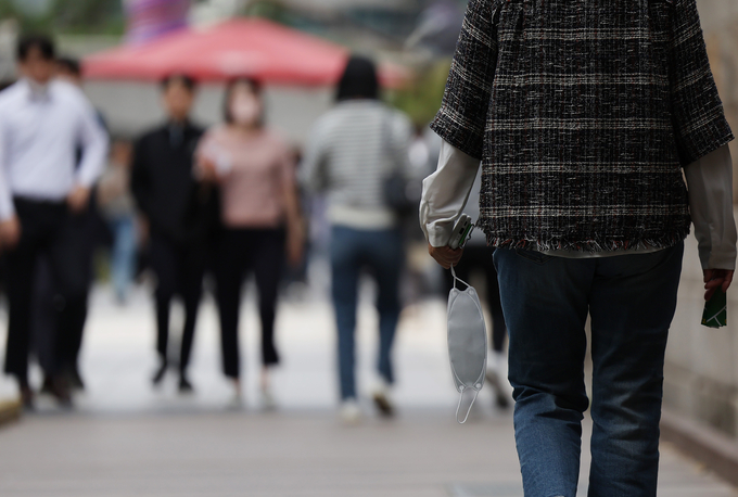 마스크를 벗고 걸어가는 직장인. (사진=연합뉴스/자료사진)