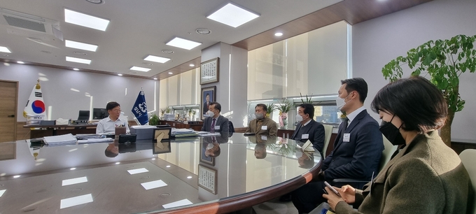 신상진 시장이 고도제한 완전해결을 위한 범대위 준비위원들과 간담회를 갖고 있다. (사진=가칭 성남시 고도제한 완전해결을 위한 범시민대책위 준비위원회 제공)