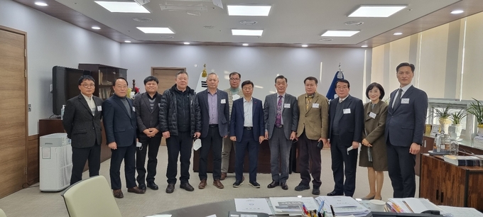 신상진 시장이 고도제한 완전해결을 위한 범대위 준비위원들과 간담회를 갖고 기념촬영을 하고 있다. (사진=가칭 성남시 고도제한 완전해결을 위한 범시민대책위 준비위원회 제공)