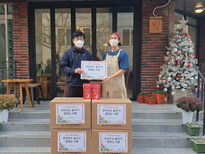 한난 본사 인근 카페를 방문해 카페 운영자와 송현규 안전기술본부장이 안전문화 확산 캠페인을 함께 하고 있다. (사진=한국지역난방공사 제공)