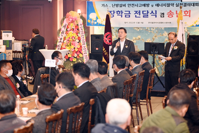 9일 수원시 팔달구 WI컨벤션 라메르아이에서 열린 ‘한국열관리시공협회 수원시회 가스·난방 설비 안전사고 예방 및 에너지절약 실천결의대회’에서 이재준 수원시장이 인사말을 하고 있다.