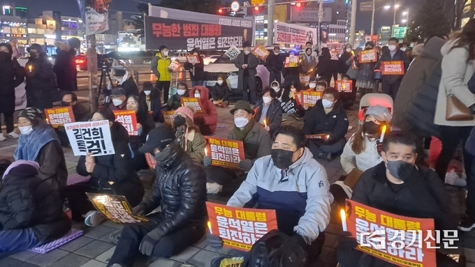  10일 수원역 4번 출구에서 윤석열 정권을 비판하는 촛불집회가 개최됐다. (사진=박진석 기자)