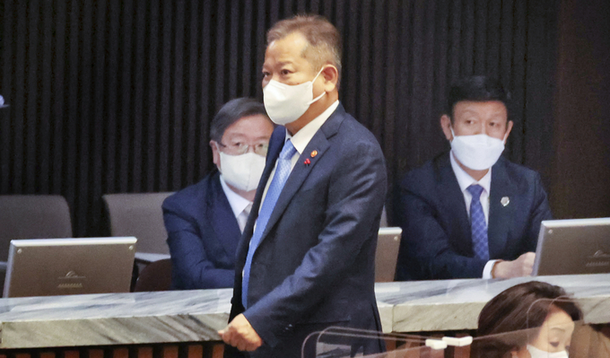 자신에 대한 해임안이 보고된 이상민 행정안전부 장관이 8일 국회에서 열린 본회의에서 행정안전위원회 관련 법안 처리가 끝나자 본회의장을 나가고 있다. (사진=연합뉴스 제공)