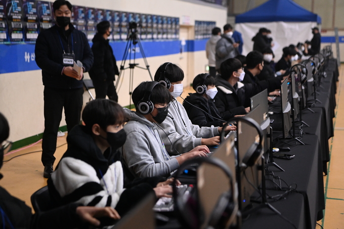 2022 의정부시장배 전국 e스포츠 대회 선수들이 게임을 진행하고 있다. (사진=오재우 기자)