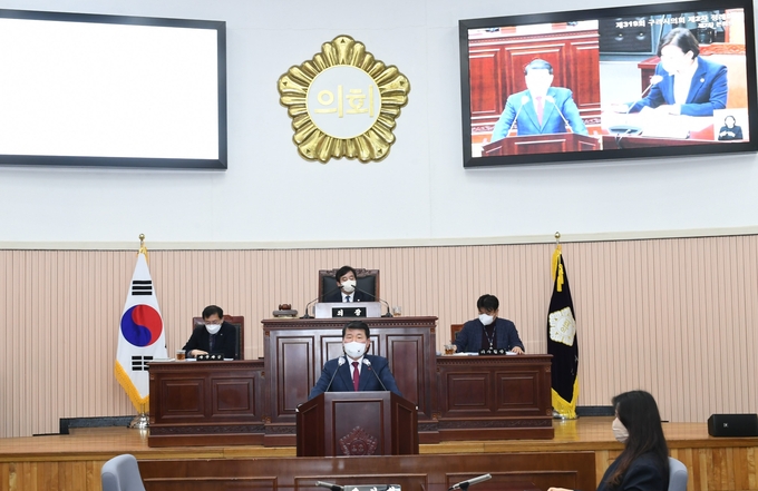 지난 9일 열린 구리시의회 319회 제2차 협의회 7차 본회의에서 시정질의에 대한 답변에 나선시정질의에 답변하는 백경현 구리시장.(사진-구리시의회 제공)