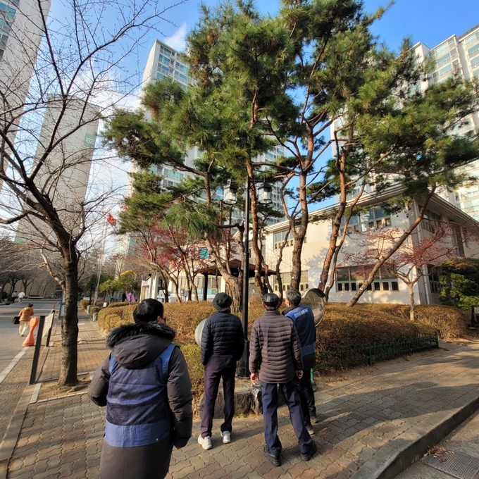 9일 수원 조원주공 뉴타운 1단지 아파트에서 수원시도시숲연합회 전문가단이 공동주택 민간조경 컨설팅을 하고 있다. (사진=수원시 제공)