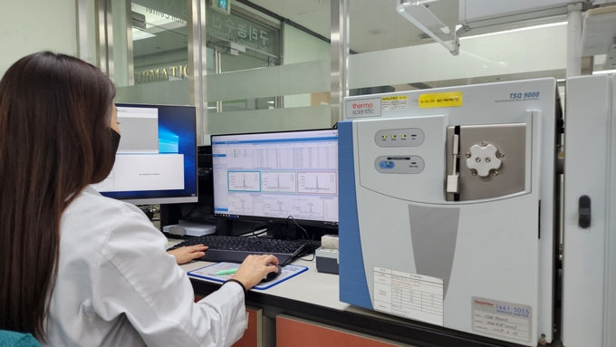 경기도보건환경연구원이 김장용 농산물과 조리기구에 대한 안전성 검사를 실시하고 있다. (사진=경기도 제공)