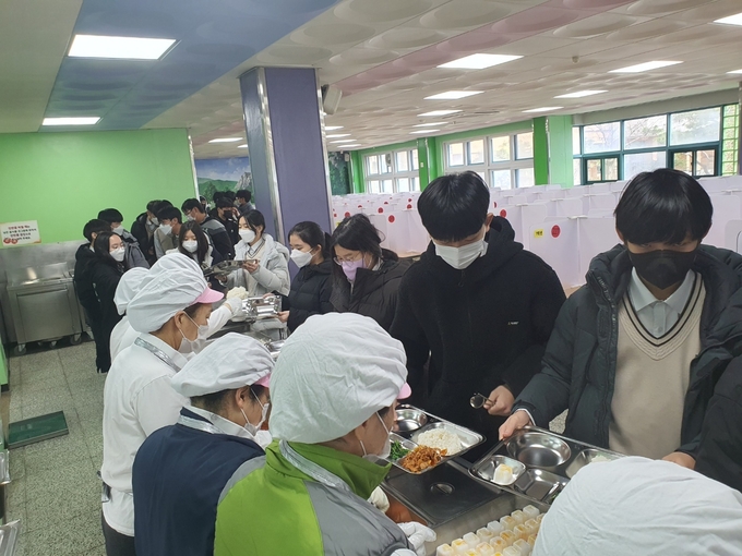  급식을 배급받고 있는 칠보중 학생들. (사진=수원 칠보중학교 제공)