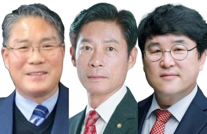 사진 왼쪽부터 임청수 김포시체육 회장, 김인섭 김포시육상연맹 회장, 이병직 경기도축구협회 부회장.(사진=김포시 체육회 제공)