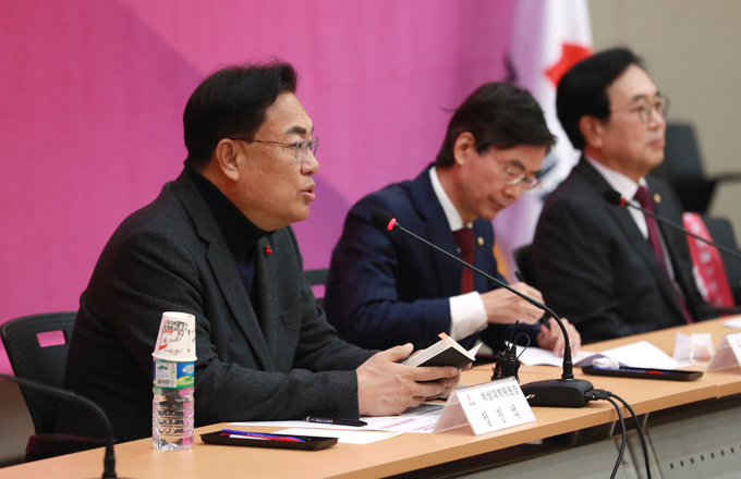 국민의힘 정진석 비상대책위원장이 12일 부산 동구 부산항국제전시컨벤션센터에서 열린 현장 비상대책위원회에서 발언하고 있다. (사진=연합뉴스 제공)