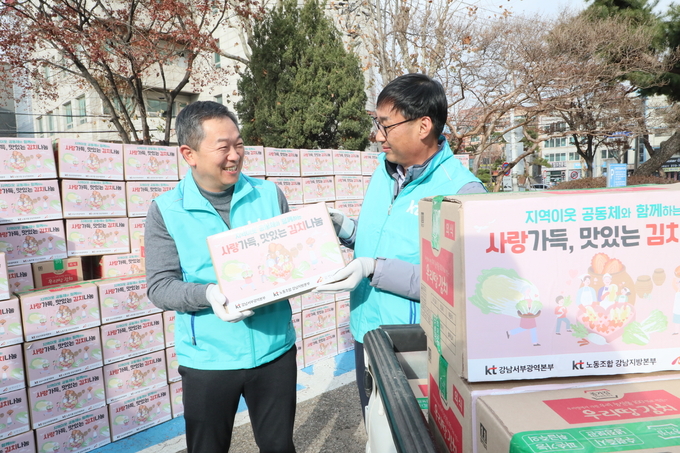 KT강남서부광역본부와 강남지방본부 노조 관계자들이 ‘KT와 함께 하는 사랑 가득 맛있는 나눔’ 김장김치 전달행사를 열어 기념촬영을 하고 있다. (사진=KT 제공)