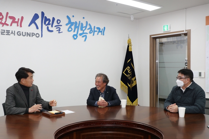 군포전문건설협회가 이웃돕기 성금 200만 원을 기부했다. (사진= 군포시 제공)