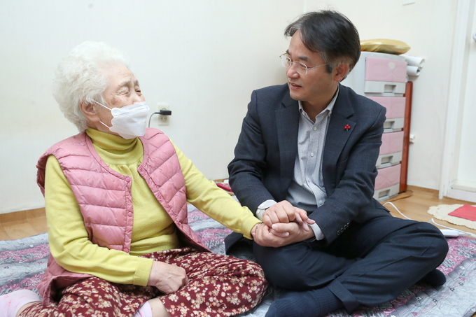  취약계층 가구 방문한 이동환 고양시장.(사진=고양시 제공)