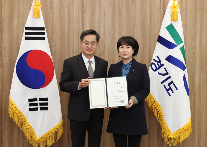 원미정 경기복지재단 신임 대표이사는 전날 김동연 경기도지사에게 임명장을 받았다. (사진=경기복지재단 제공)