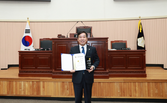 구리시의회 권봉수 의장이 제7회 대한민국 지방자치정책대상 시의회 부문에서 시민을 위한, 시민과 함께하는 의정활동을 주제로 최우수 상을 받았다(사진=구리시의회 제공)