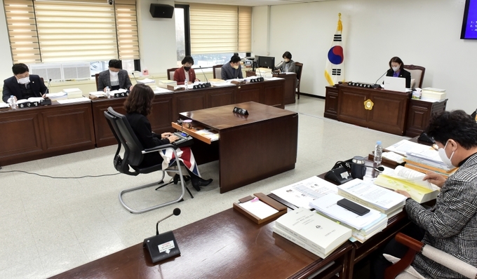 지난 13일 부평구의회 예산결산특별위원회가 행정복지위원회 소관 부서 2023년 예산안을 심사하고 있다. ( 사진 = 부평구의회 제공 )