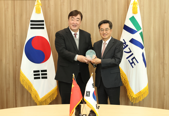 김동연 경기도지사는 14일 오전 경기도청에서 싱하이밍 주한 중국대사와 화담을 나눴다. (사진=경기도 제공)