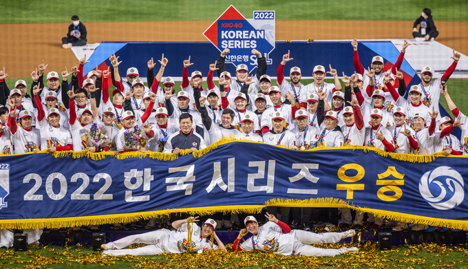 8일 인천 SSG 랜더스필드에서 열린 2022 프로야구 KBO리그 한국시리즈 6차전 키움 히어로즈와 SSG 랜더스의 경기를 승리해 우승했다. SSG 선수들이 우승 기념 촬영을 하고 있다. (사진=연합뉴스)