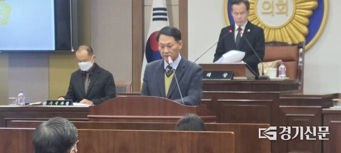 강성모 미래중심도시추진단 단장(국장)이 김현규 의원의 질문에 답하고 있다. (사진=문석완 기자)
